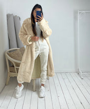 Load image into Gallery viewer, Oversized fur coat with XL buckle in Creme Caramel
